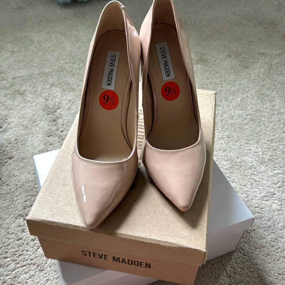 Patent leather stiletto